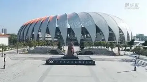 《太阳报独家：热刺新星奥利弗-艾罗牵手话题女王，甜蜜恋情引发热议！》